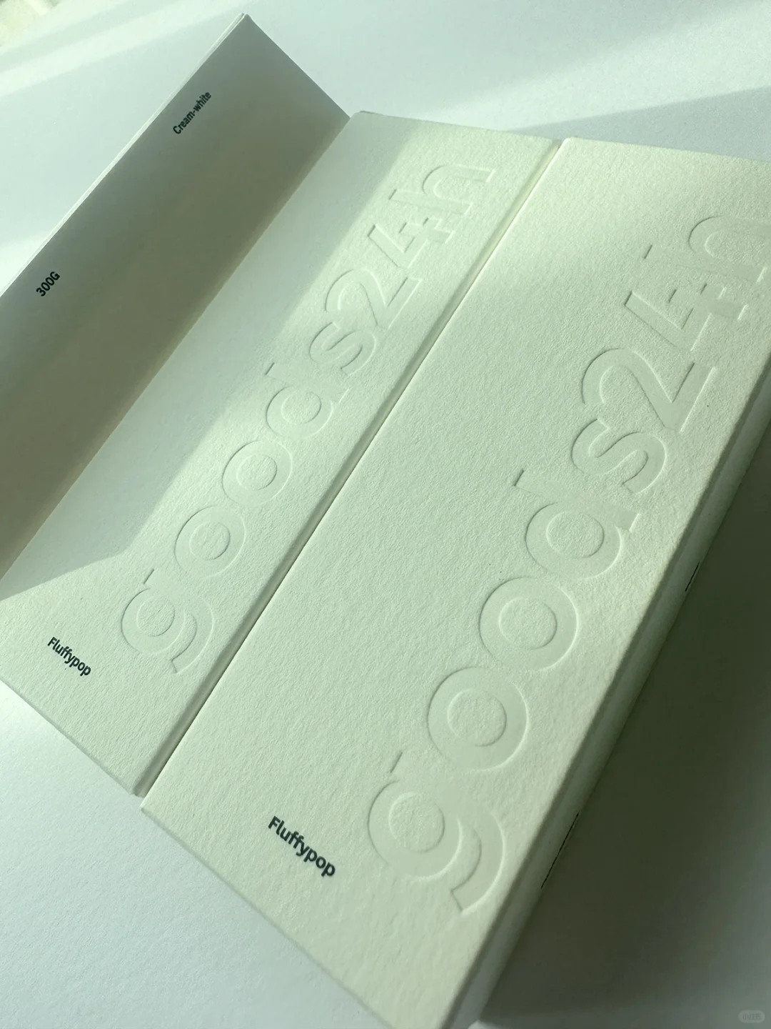 无色压凹+特种纸的盒子，狠狠拿捏高级感