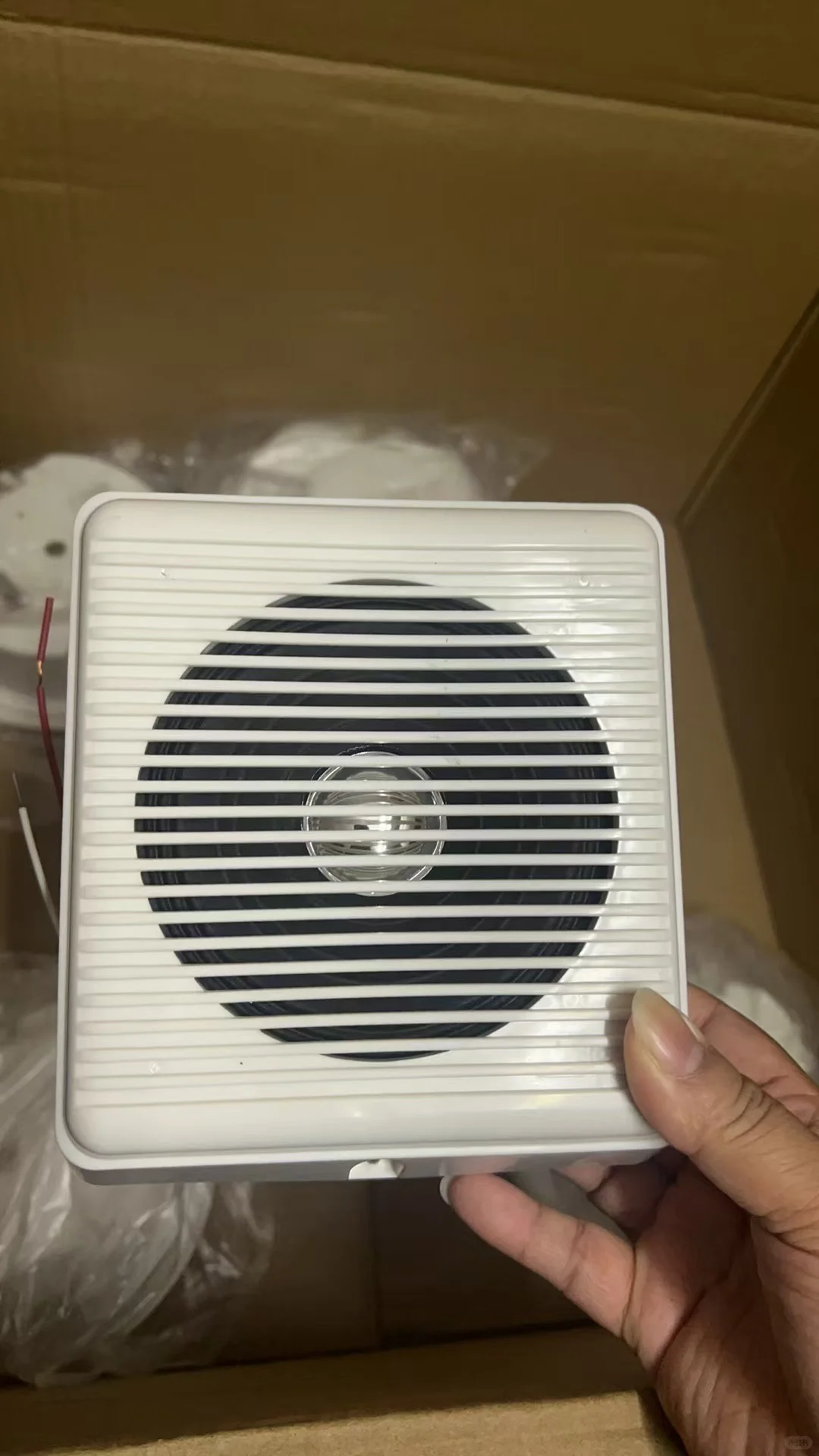 新到的感烟探测器，准备安装，确保安全！