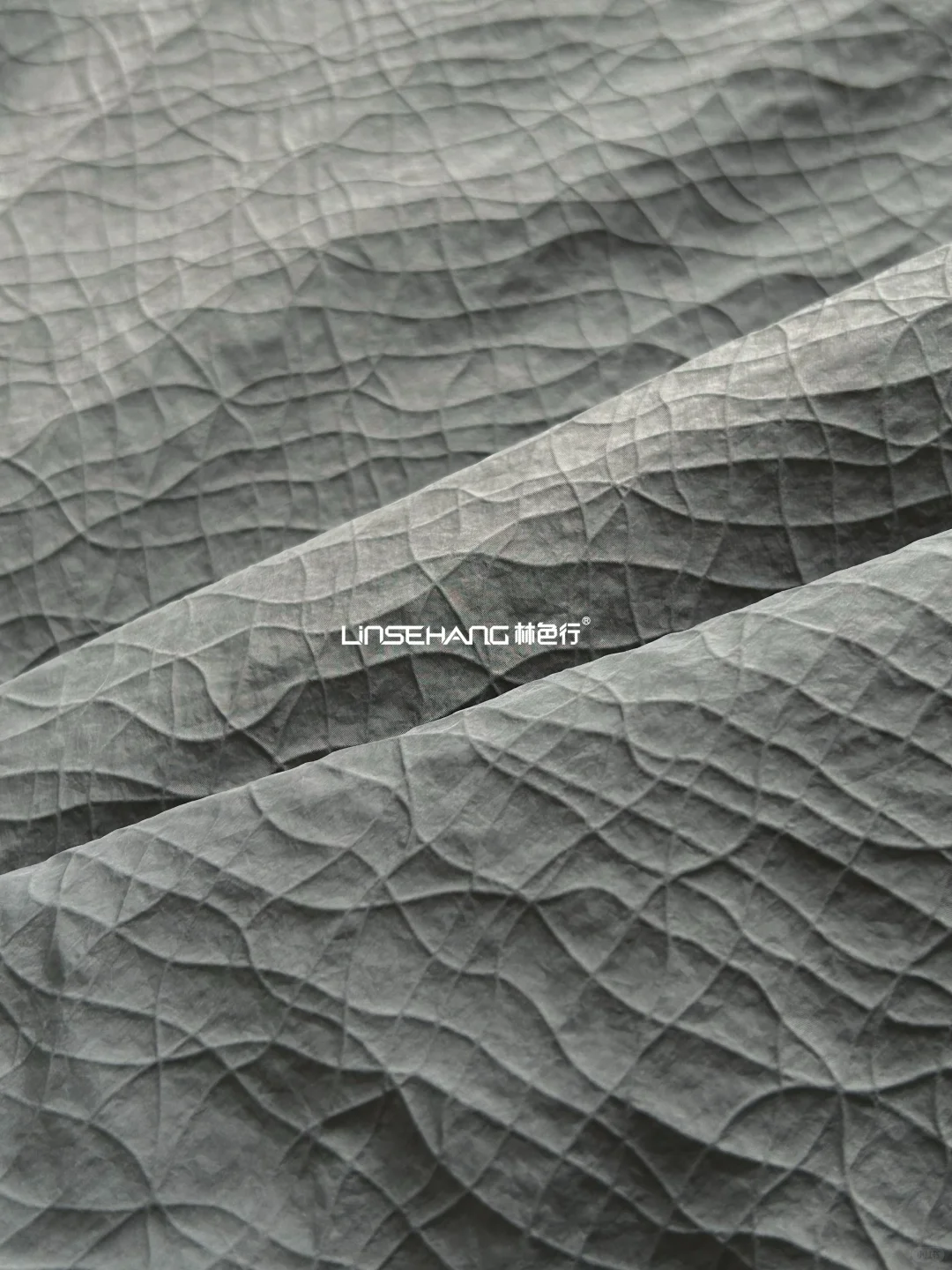 「官窑裂纹」入侵机能圈！褶皱灰调封神2025?