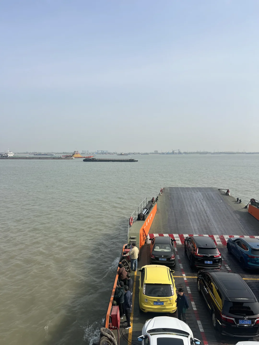 今日长江轮渡水运繁忙，汽车坐船过长江
