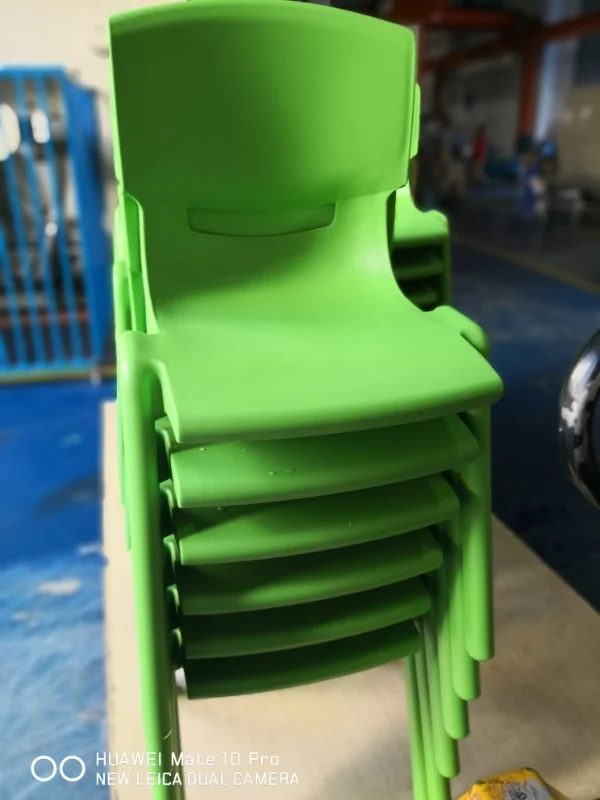 学校全塑料椅子，学生椅，培训椅