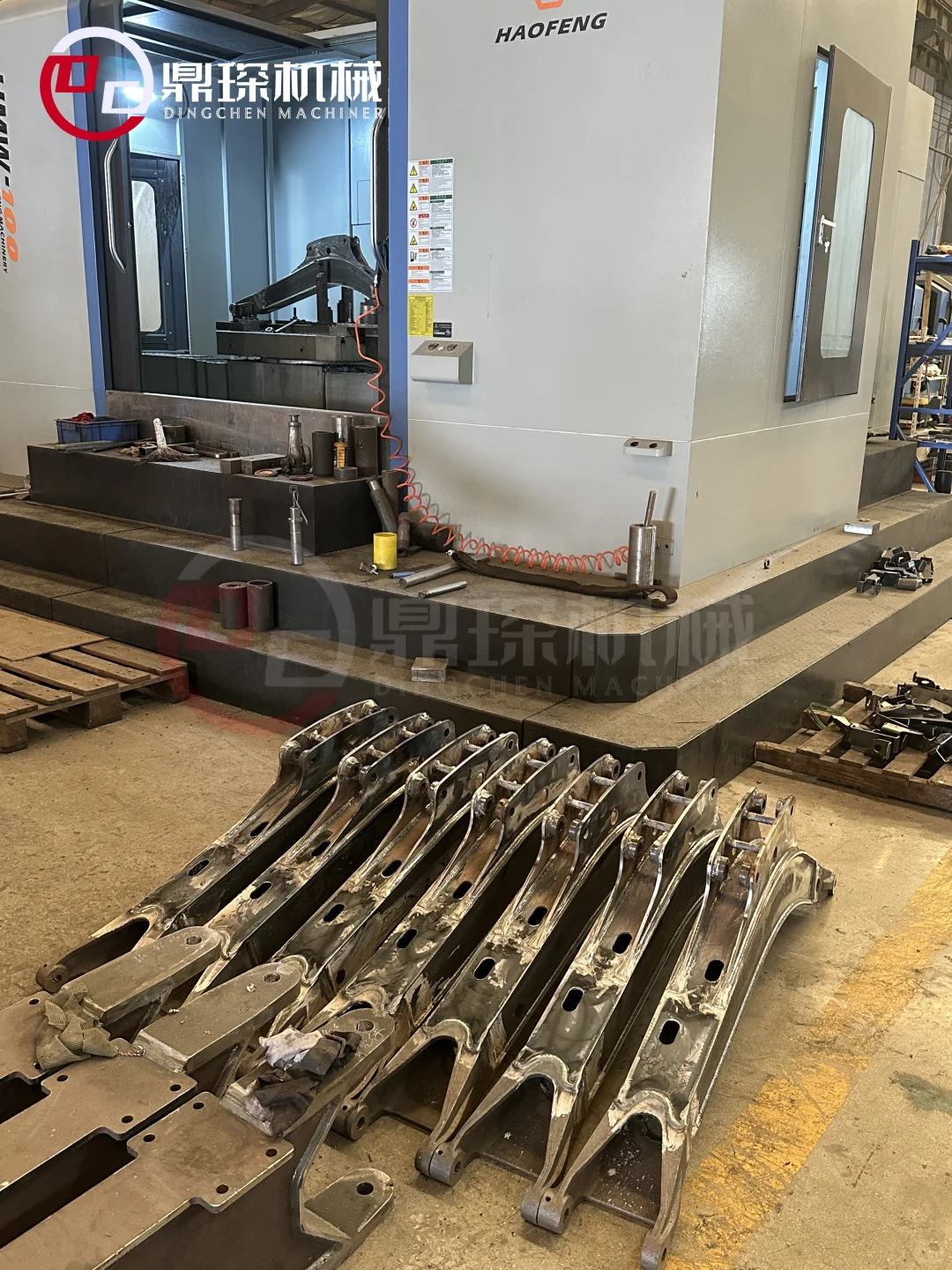 动臂斗杆新鲜出炉｜挖掘机结构件厂家