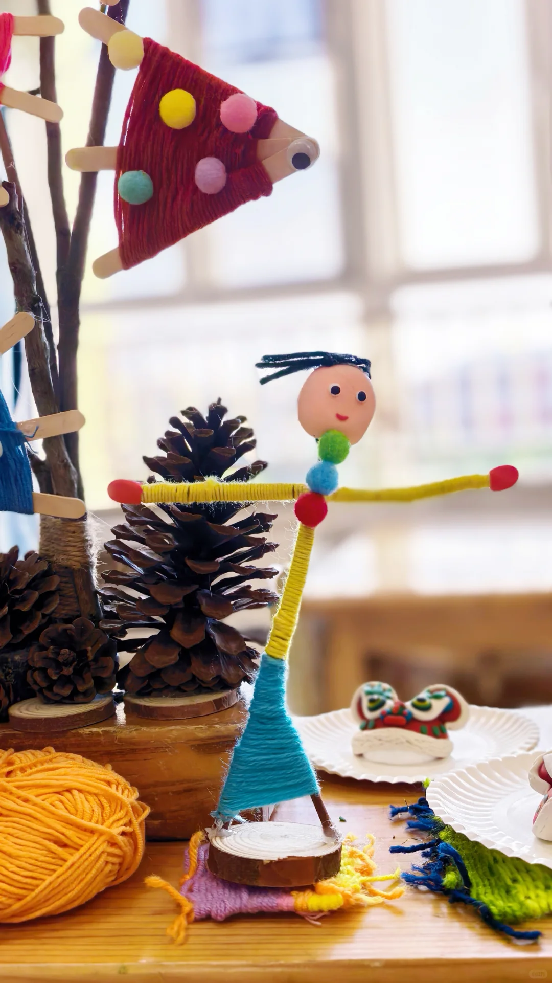 幼儿园秋天?环创/色彩斑斓的编织小鱼树