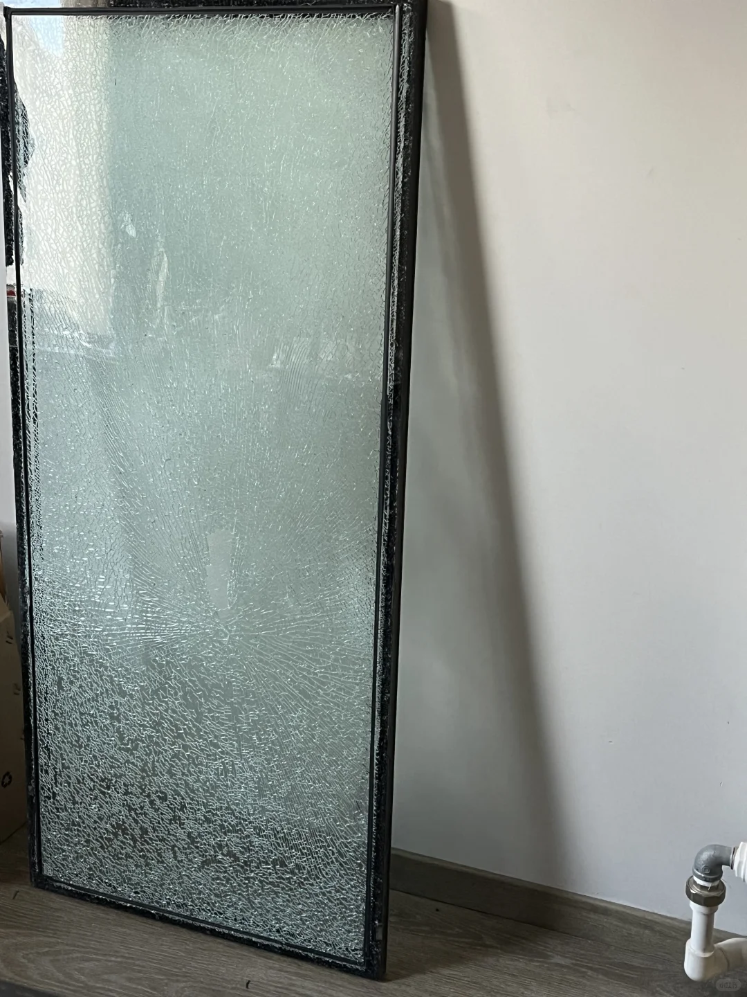 窗户玻璃突然爆了