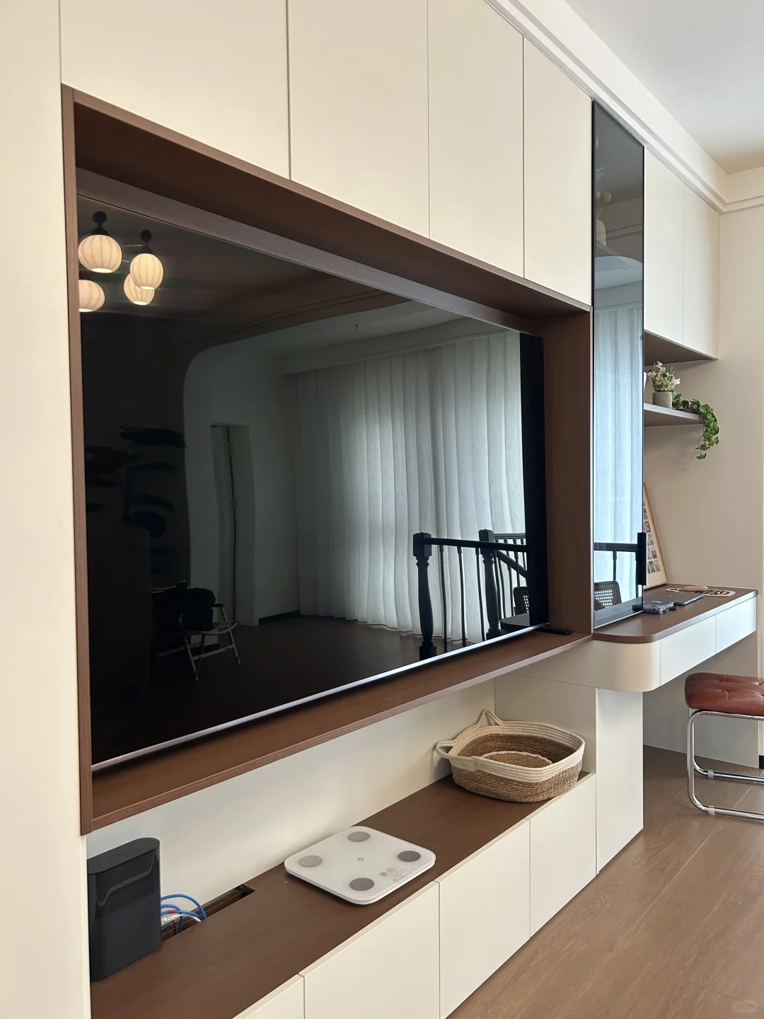 满墙电视柜,背板前移移了个寂寞