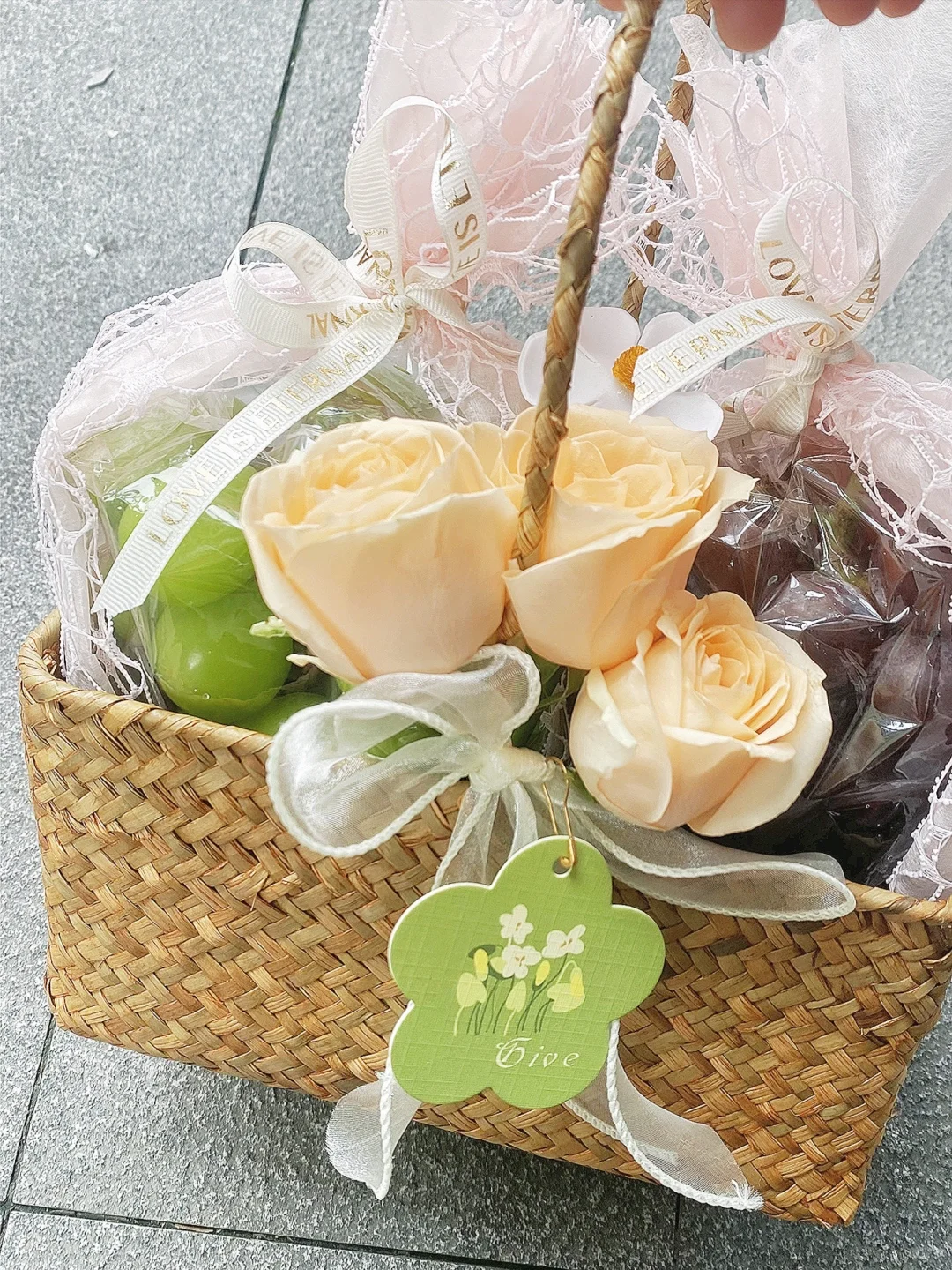 超好看的葡萄编织鲜花果篮