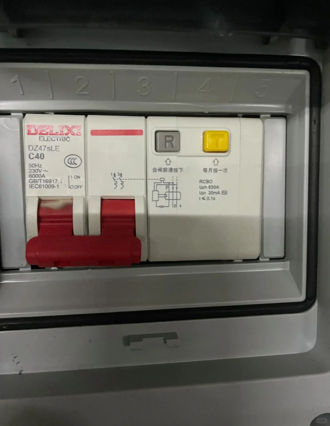 更换漏电断路器