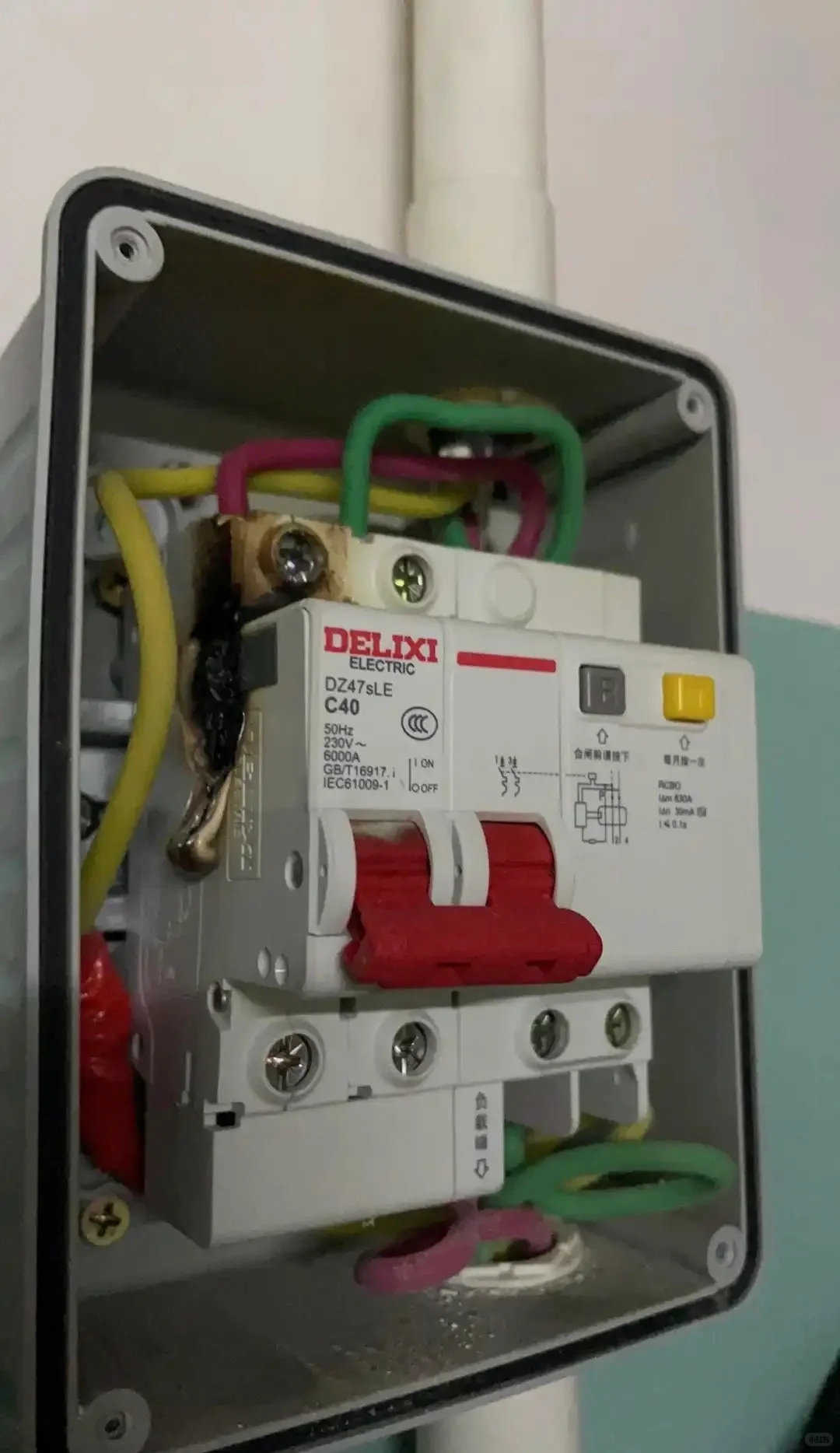 更换漏电断路器