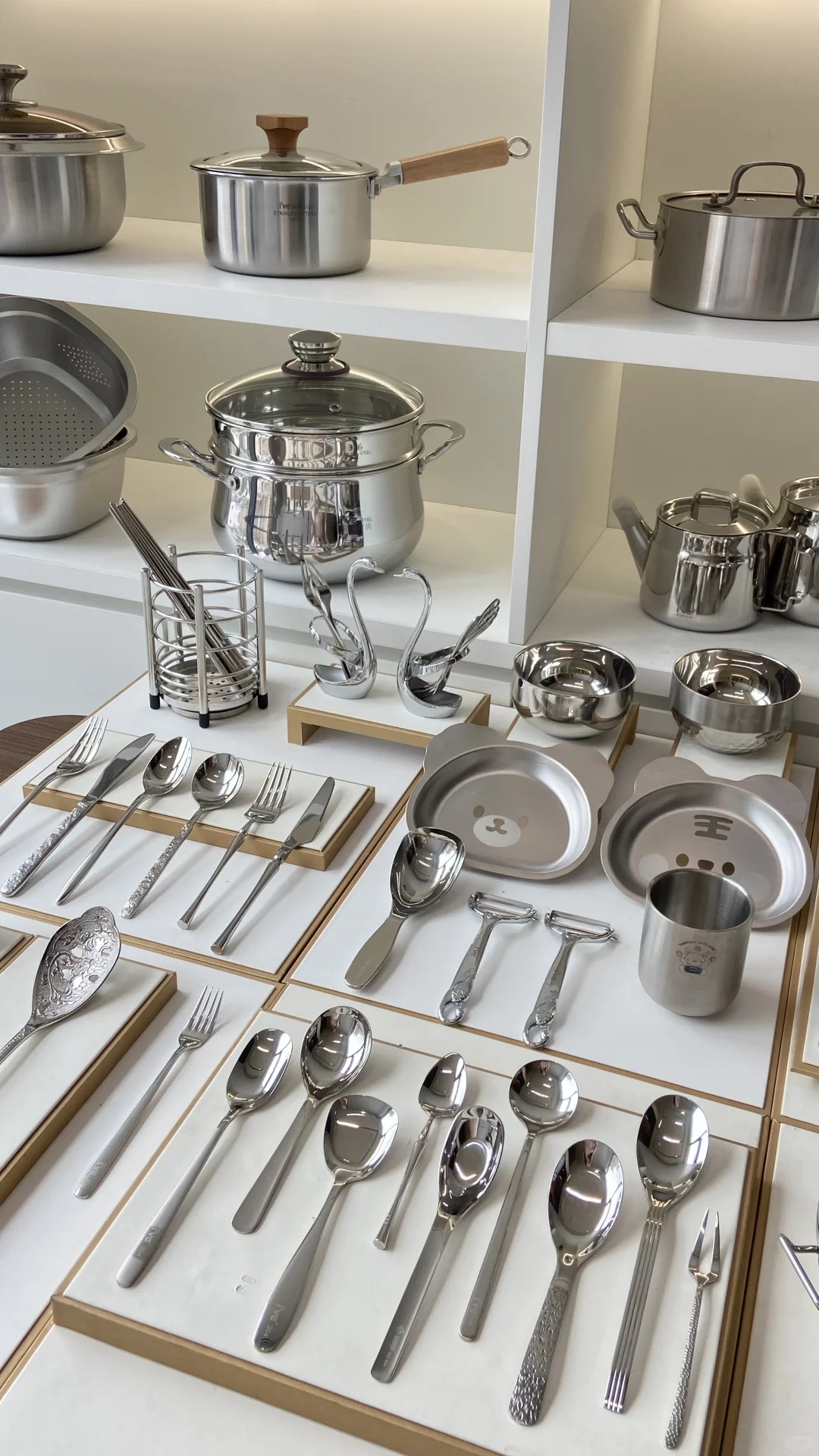 00女大回厂卖厨具 304钢亮到反光!