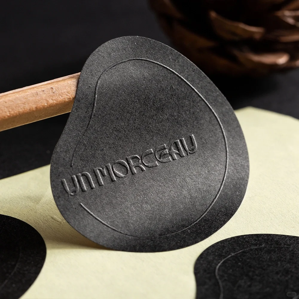 压印的各种凸状图文和花纹,彰显品质