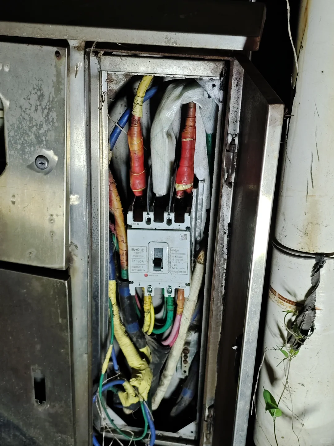 同时烧了两个断路器，也没谁了。