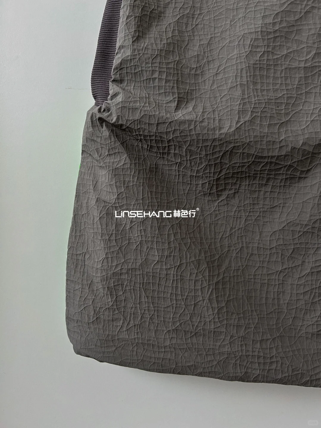 「官窑裂纹」入侵机能圈！褶皱灰调封神2025?