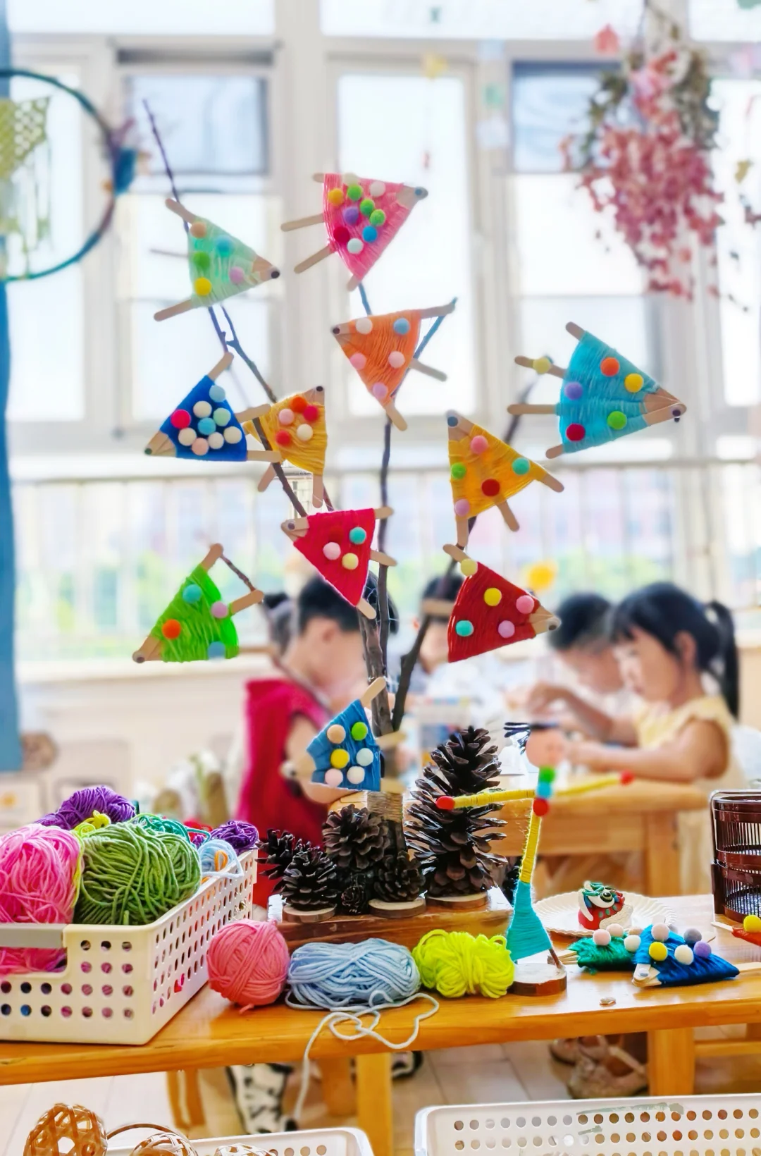 幼儿园秋天?环创/色彩斑斓的编织小鱼树