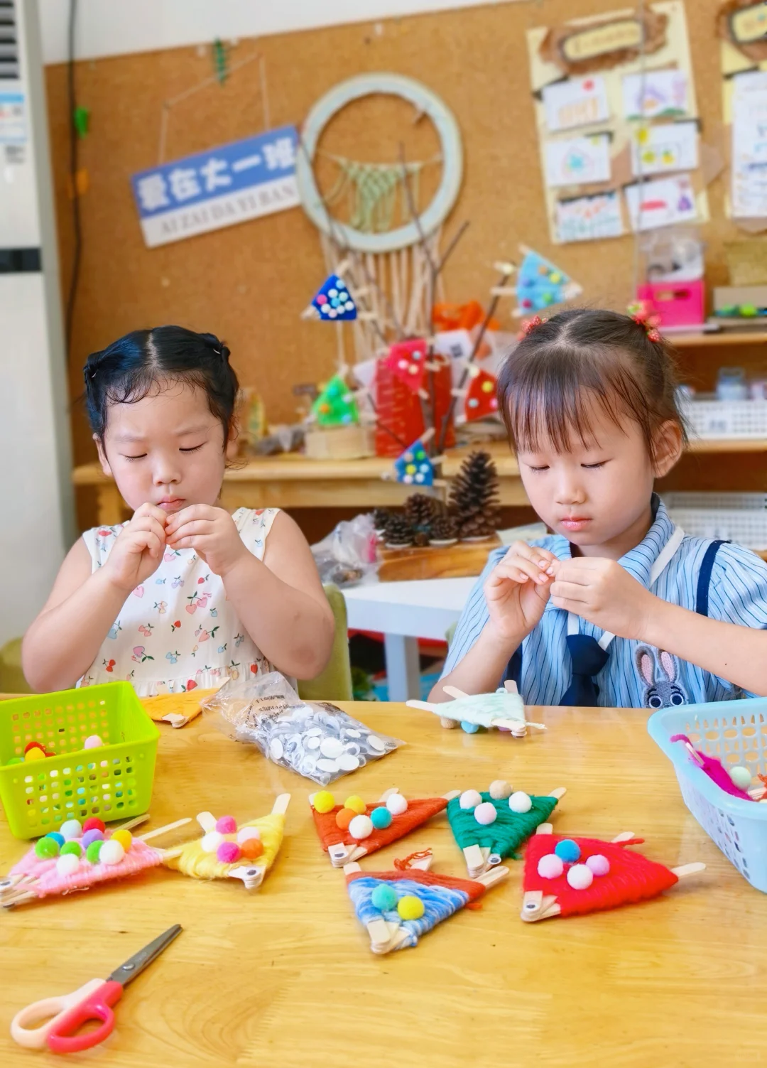 幼儿园秋天?环创/色彩斑斓的编织小鱼树