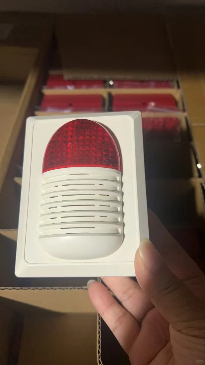 新到的感烟探测器，准备安装，确保安全！