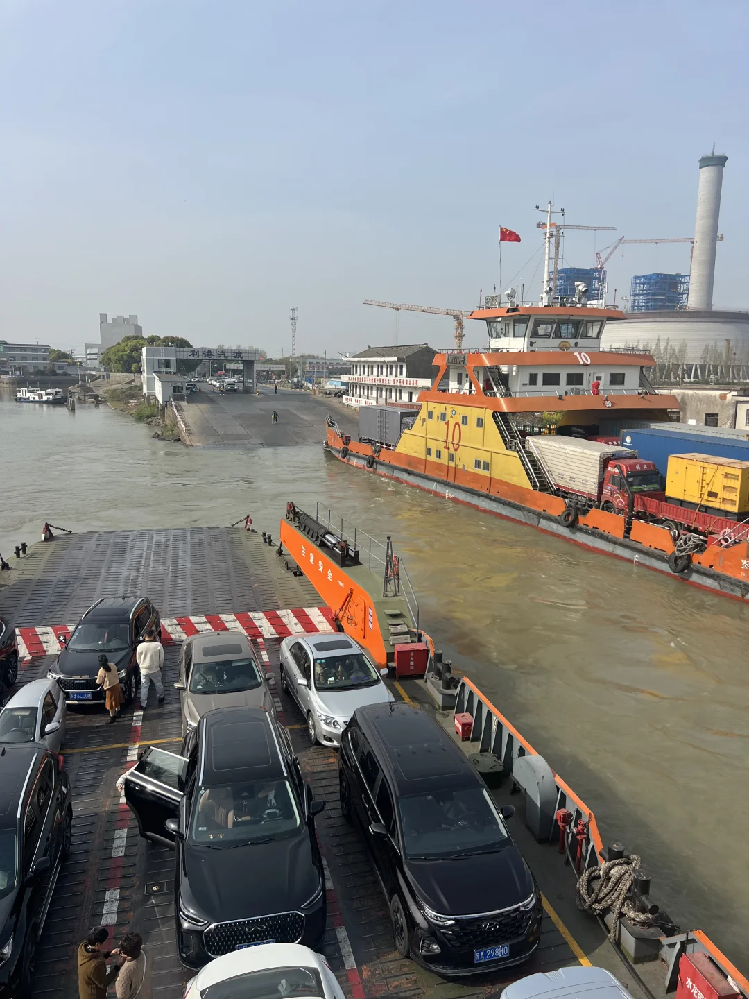 今日长江轮渡水运繁忙，汽车坐船过长江