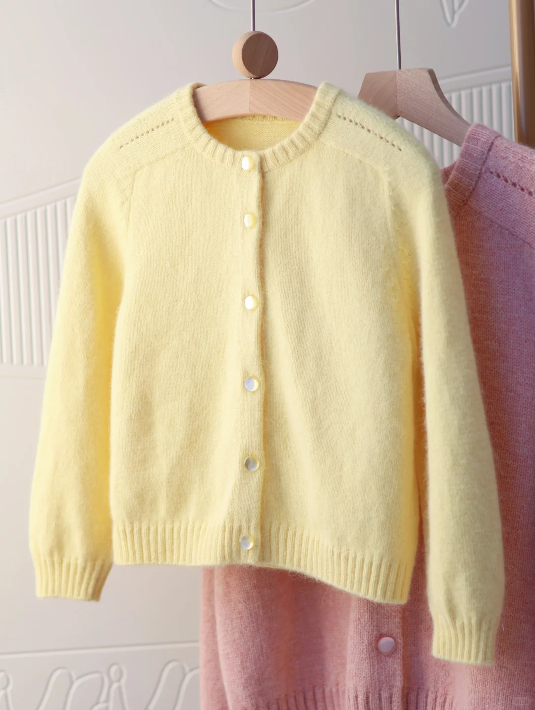 手编儿童版马鞍肩小开衫三刷淡黄色