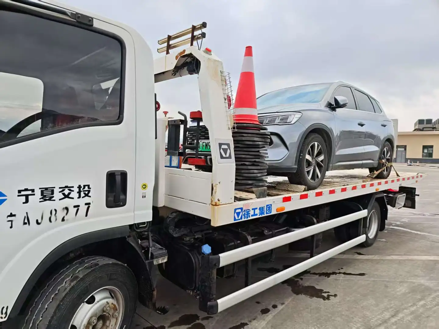 【血泪教训！高速车胎被扎千万别做这件事！新