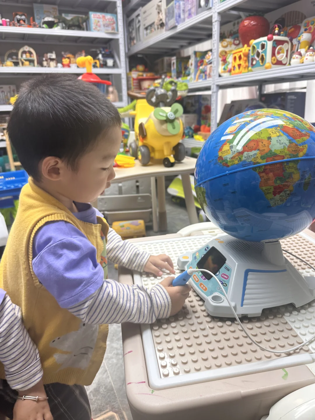 孩子玩地球仪，不光是玩地球仪！