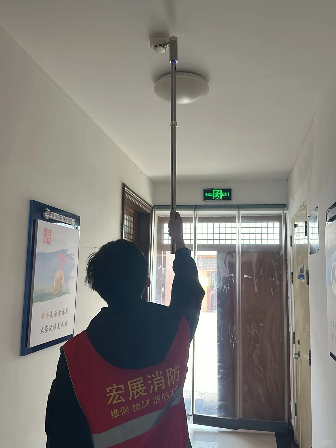 酒店房间里有一闪一闪,大概率是烟感器