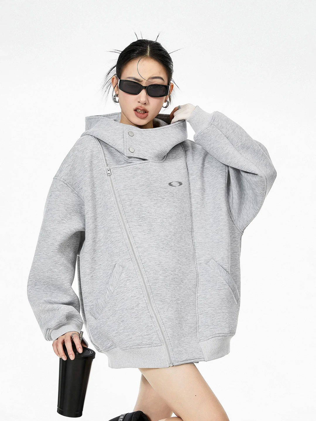 早秋通勤穿搭?设计感解构空气层卫衣开衫！