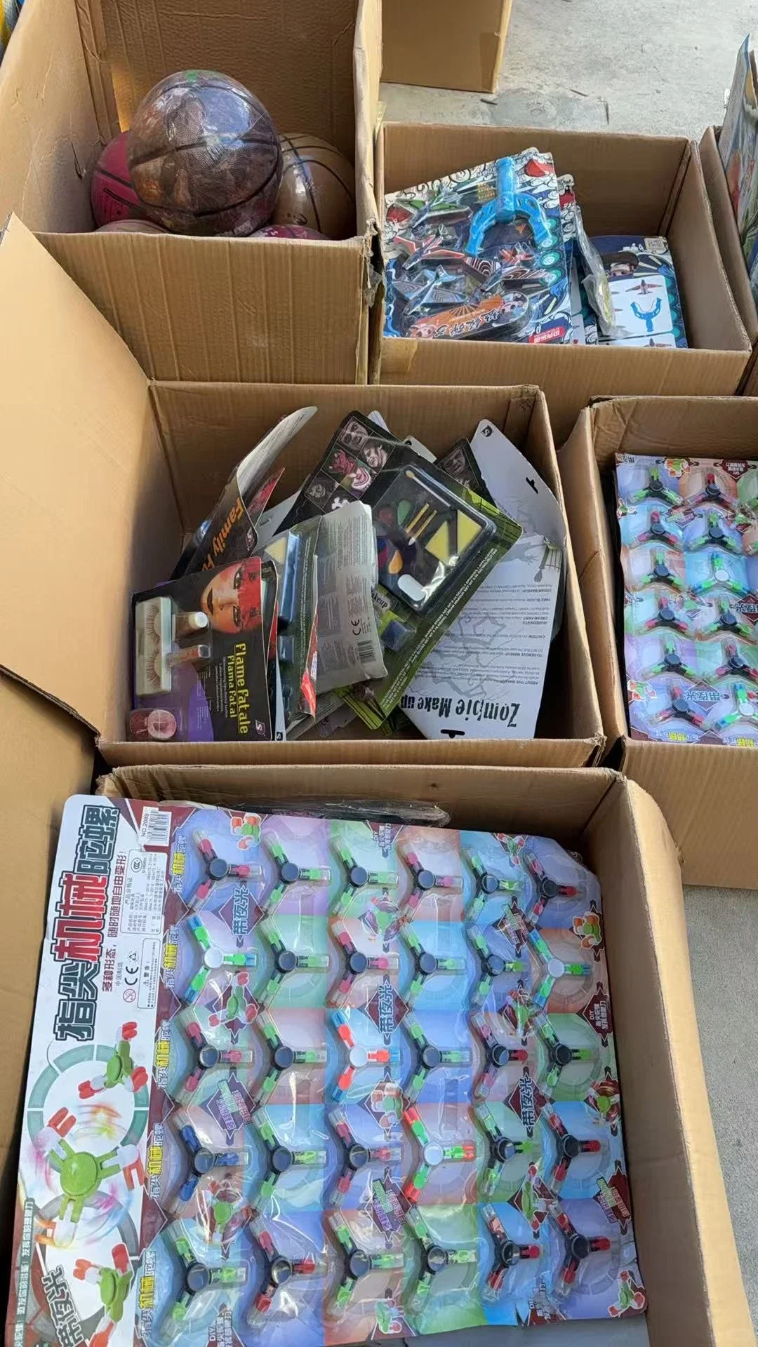 ?玩具多到能开个小卖部啦，有谁要吗?