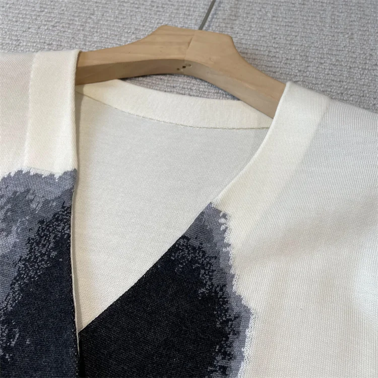 惟1!~巴素兰羊毛水墨禽鸟提花V领针织开衫