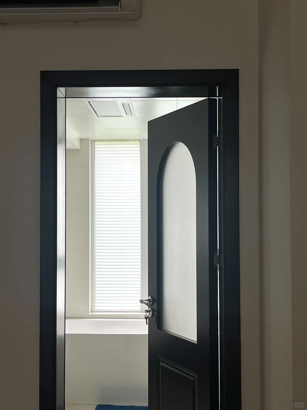 绝了！浴室贴膜，贴上秒变高级百叶窗！