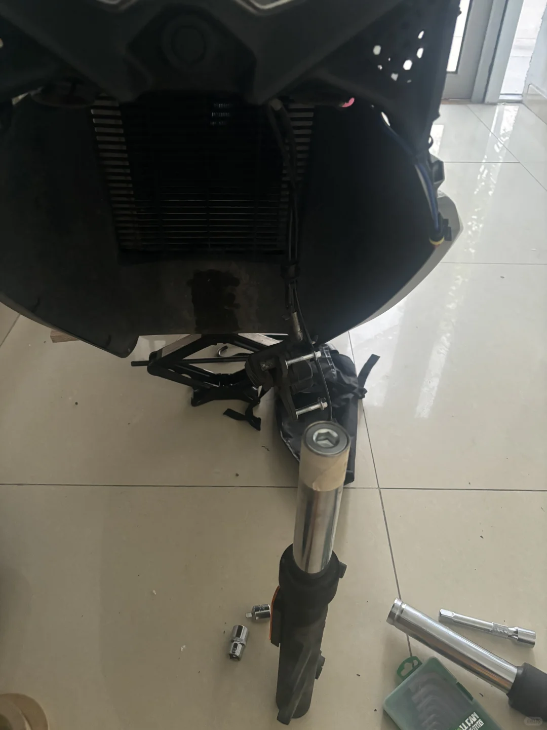 无极SR250GT。自己更换前减震弹簧