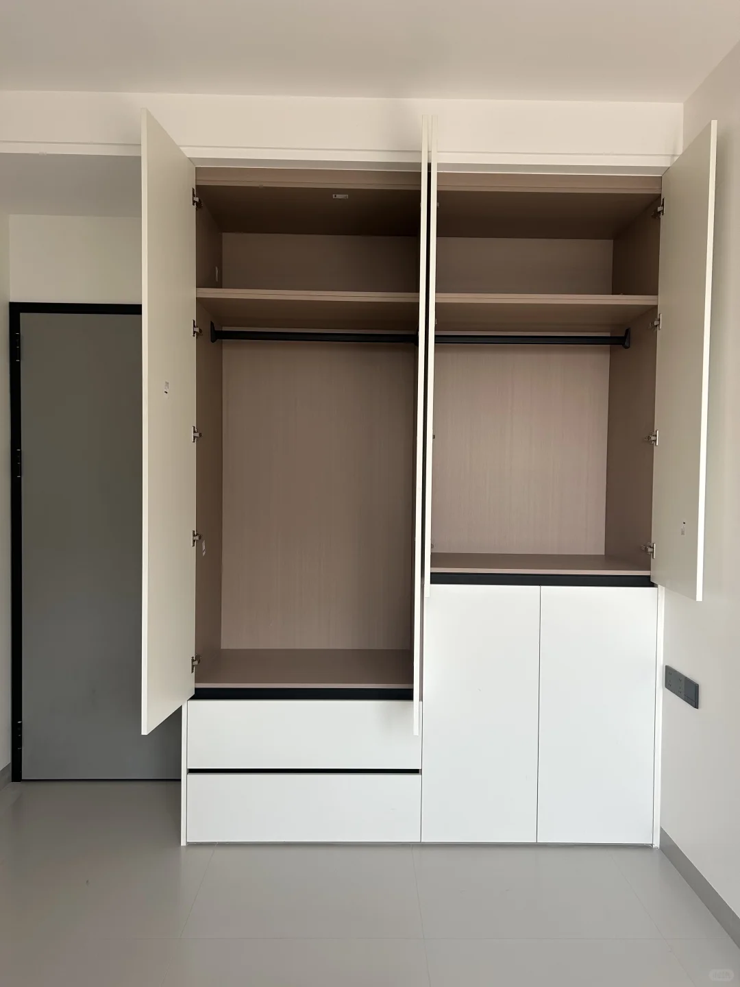 来啦！你们想看的免拉手分段式衣柜