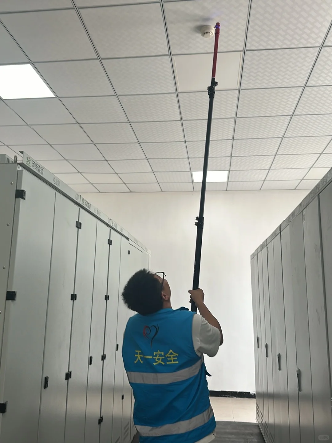 酒店房间里有一闪一闪,大概率是烟感器