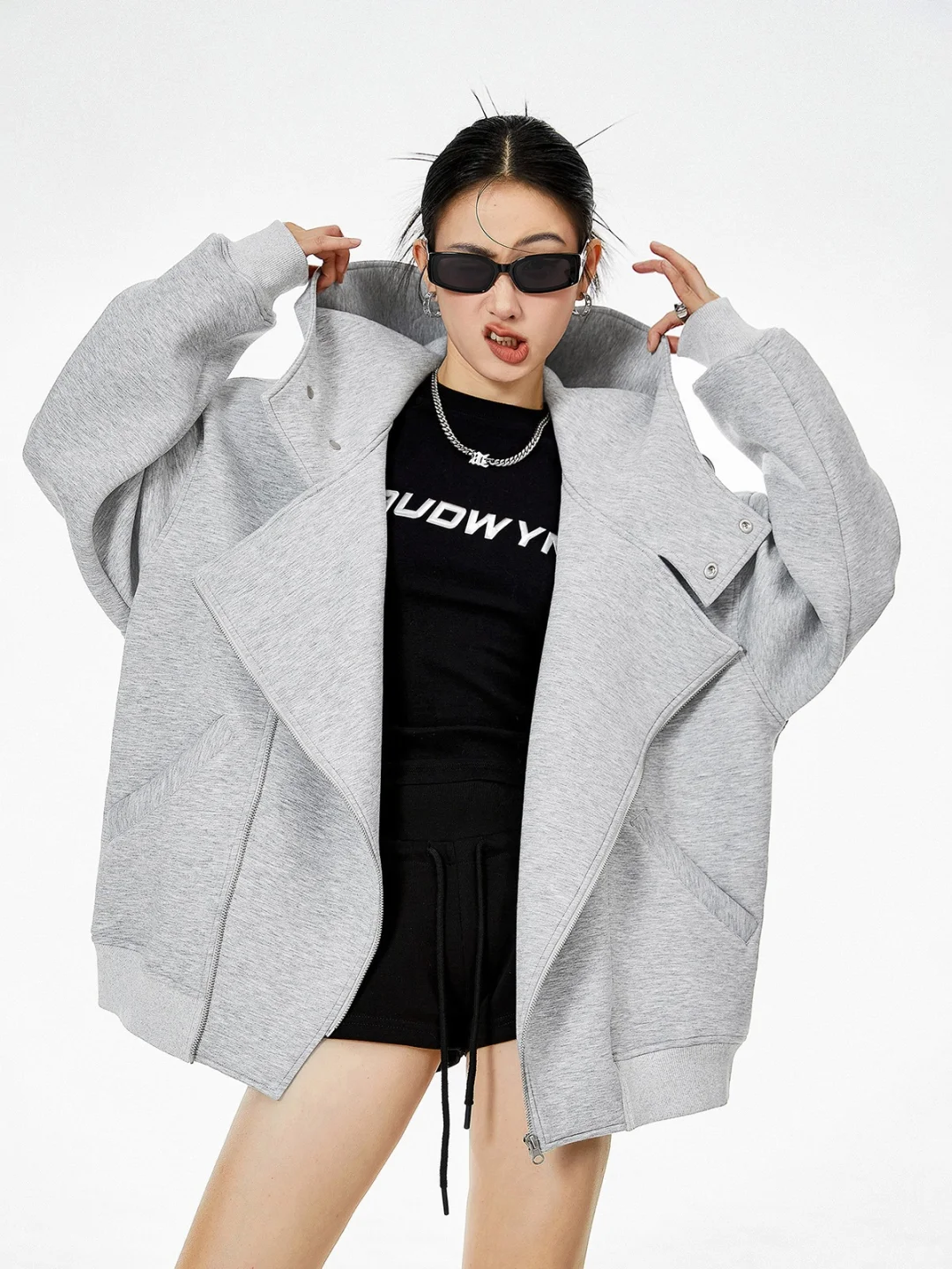 早秋通勤穿搭?设计感解构空气层卫衣开衫！