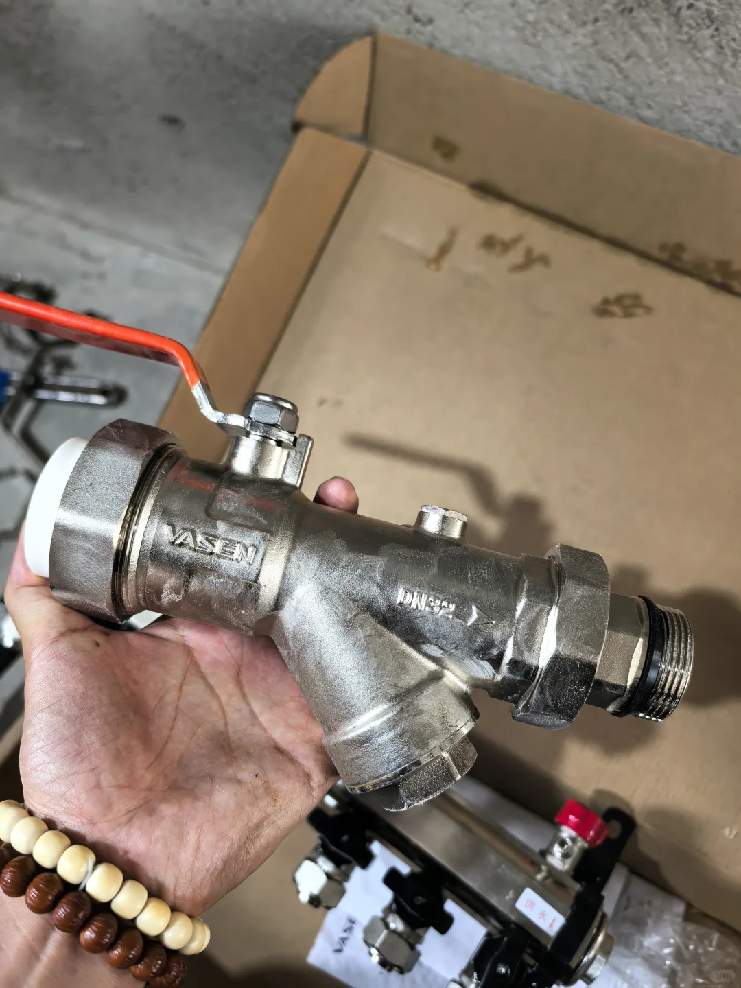 更换伟星大流量分集水器及进回水总阀