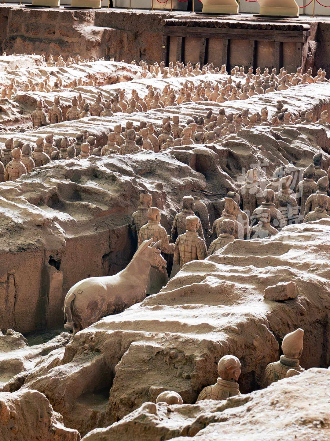 带你看看东倒西歪、缺胳膊少腿的兵马俑