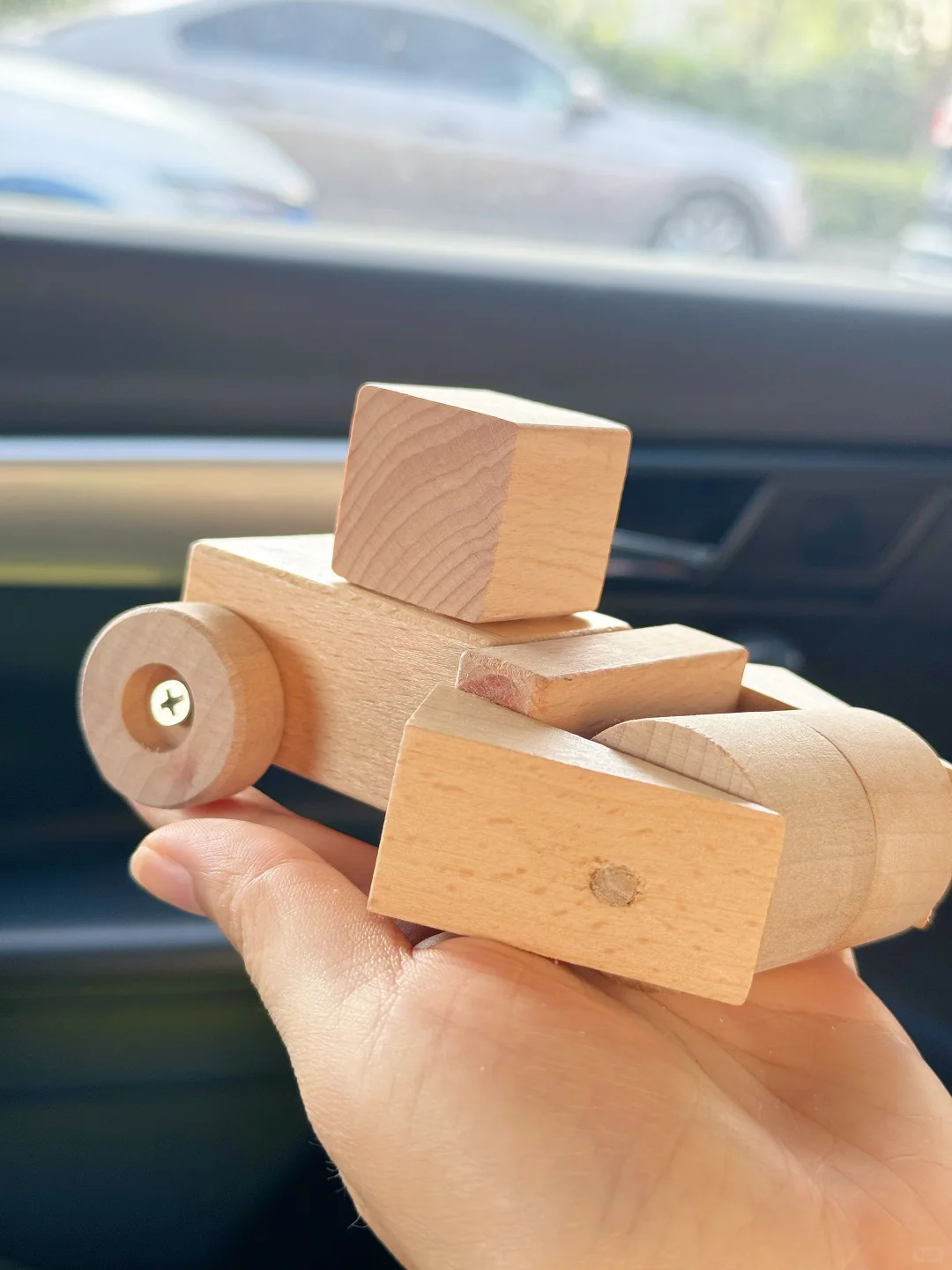 发现了一个绝绝子木制玩具工具人！