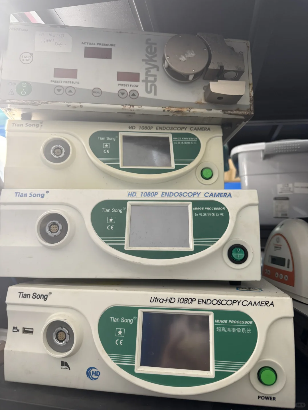 很多机器啊，摄像系统机器都有