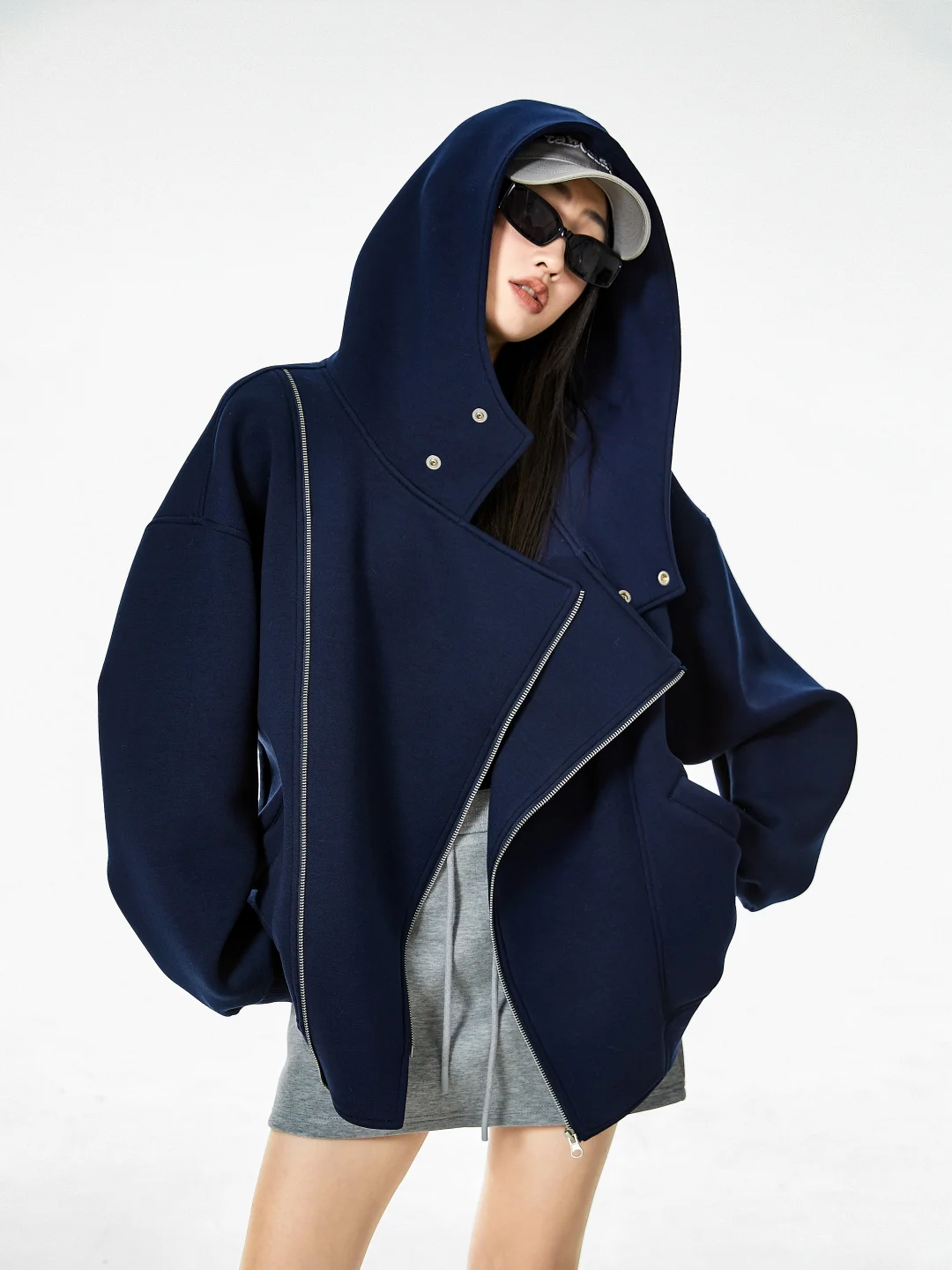 早秋不费力松弛感look?不对称门襟卫衣开衫