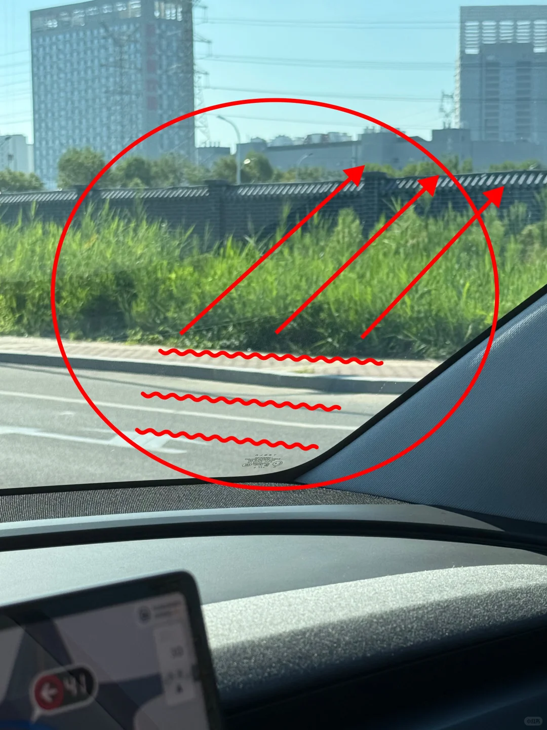 特斯拉焕新Y撕掉隔热膜视觉光畸变问题后续