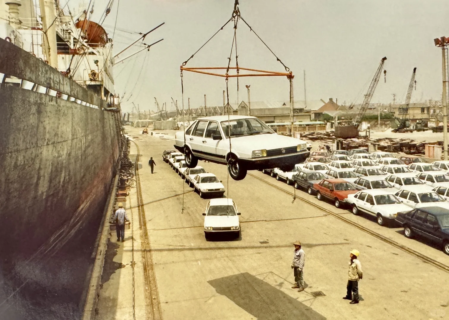 1992年的汽车是通过这种方式运输出海的