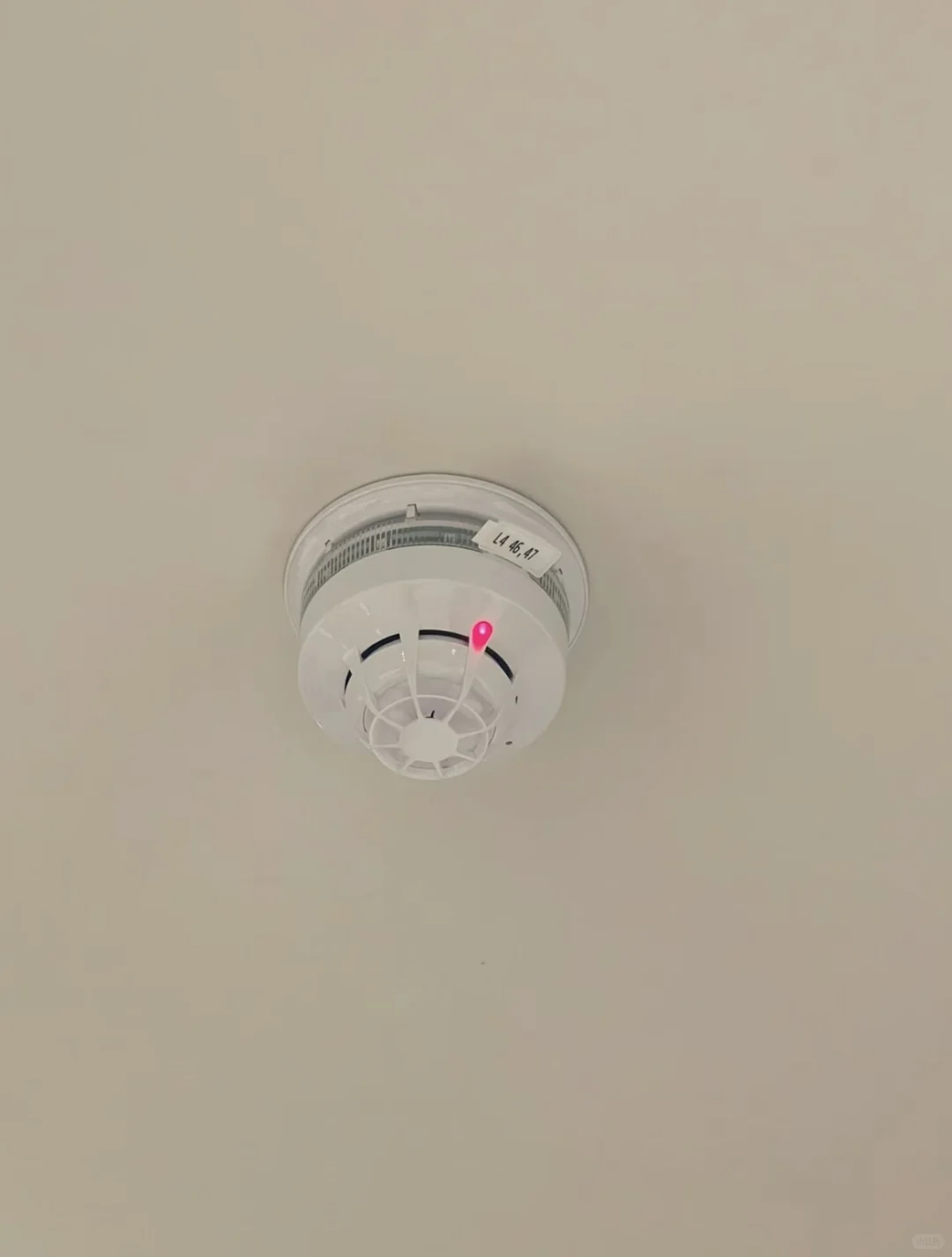 酒店房间里有一闪一闪,大概率是烟感器