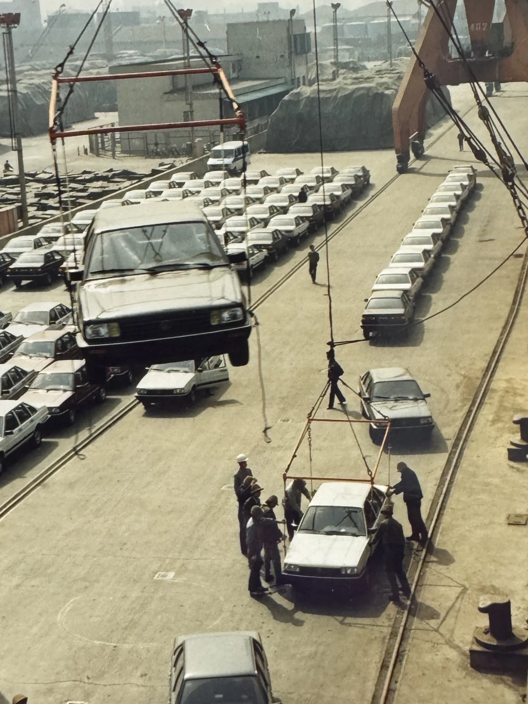 1992年的汽车是通过这种方式运输出海的