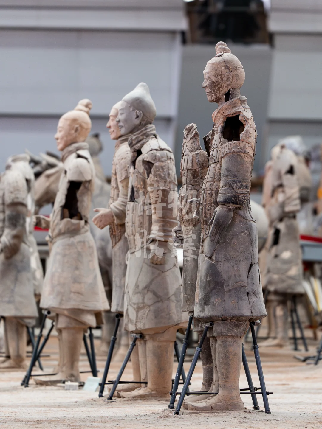 带你看看东倒西歪、缺胳膊少腿的兵马俑