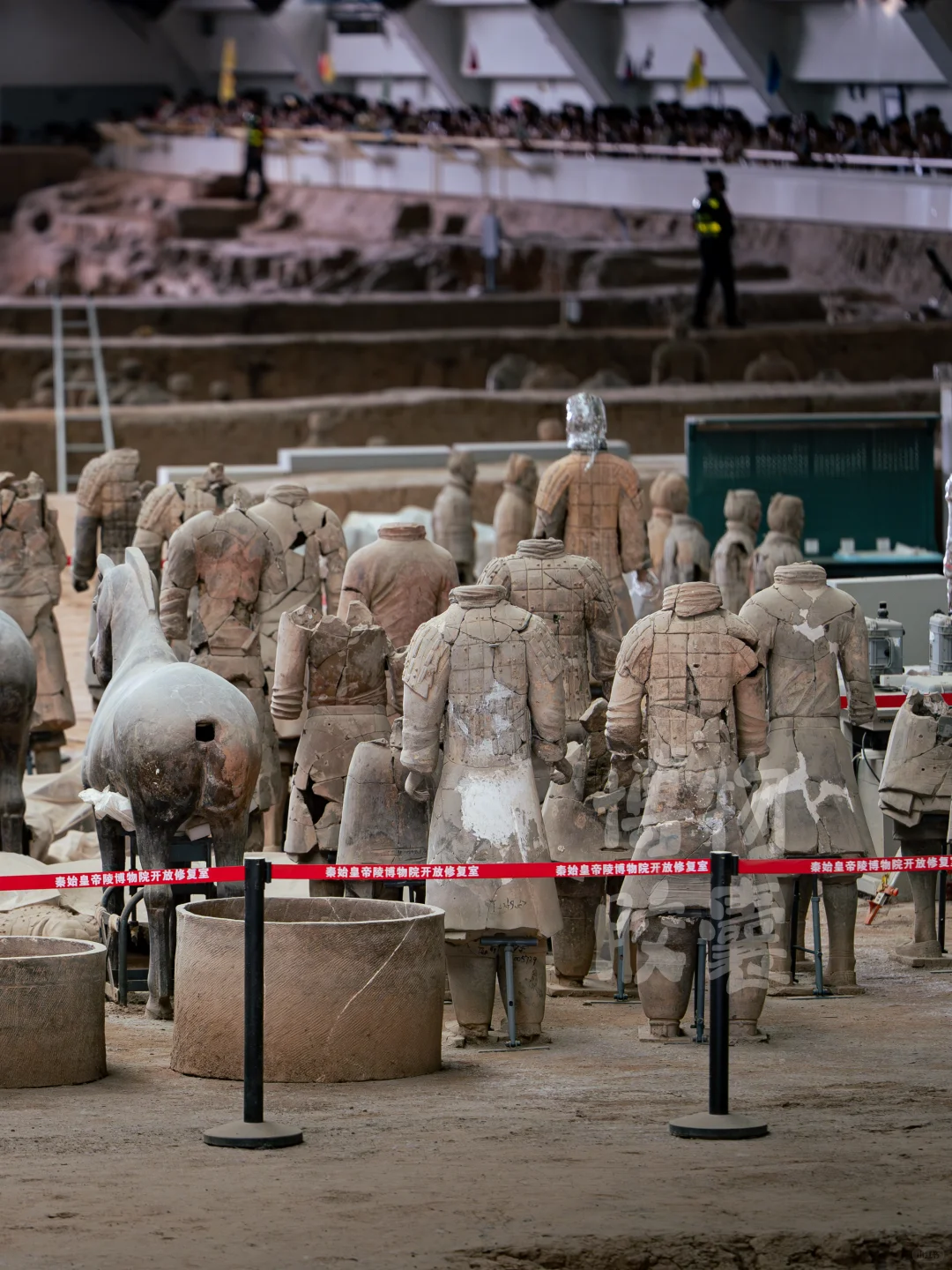 带你看看东倒西歪、缺胳膊少腿的兵马俑