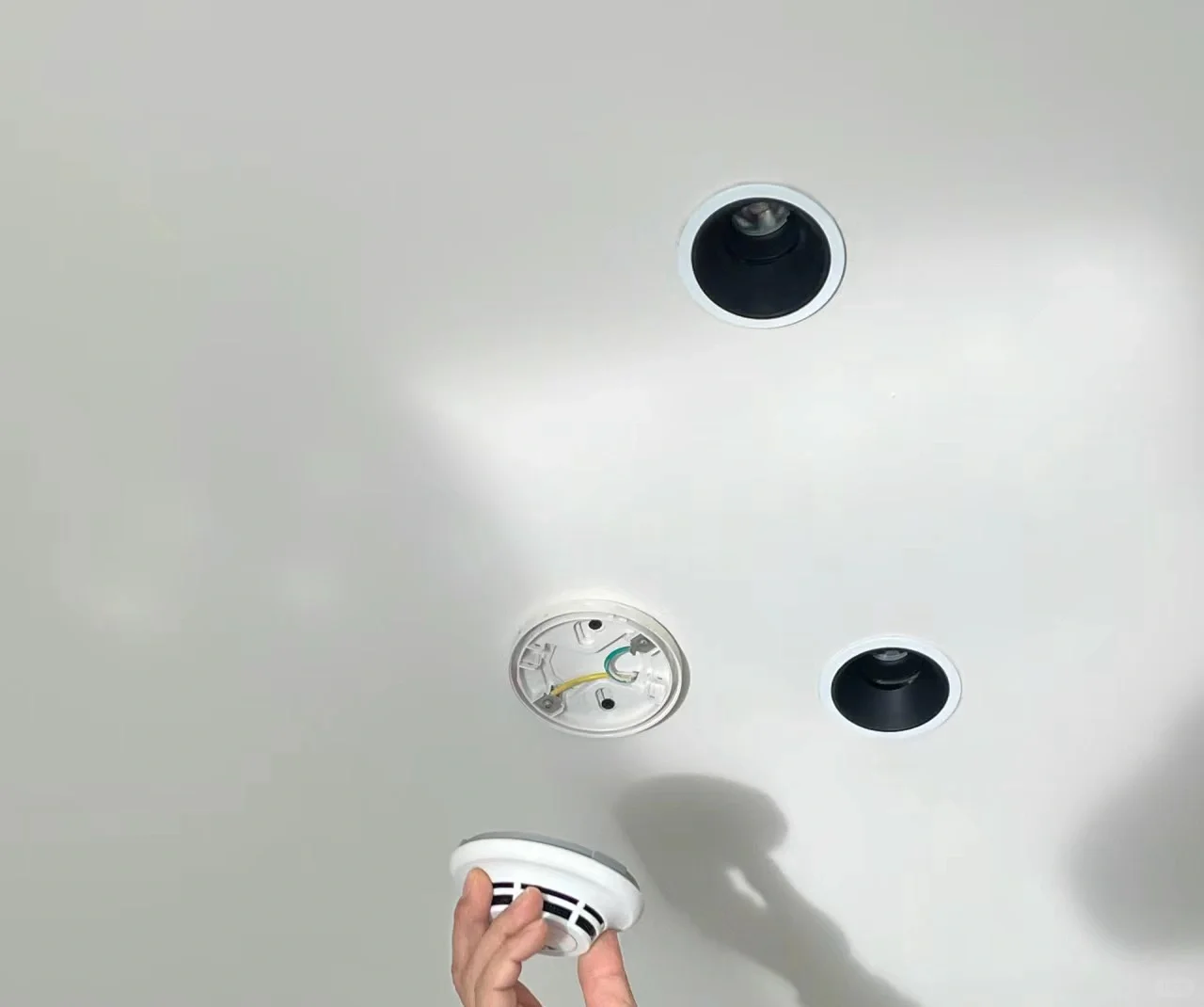 感烟火灾探测器安装布置不规范