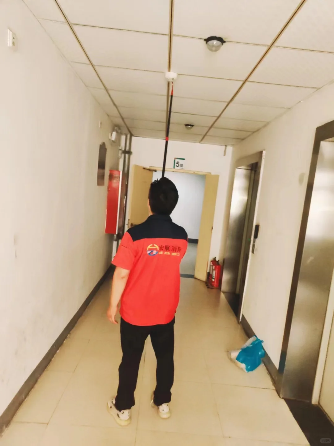 酒店房间里有一闪一闪,大概率是烟感器