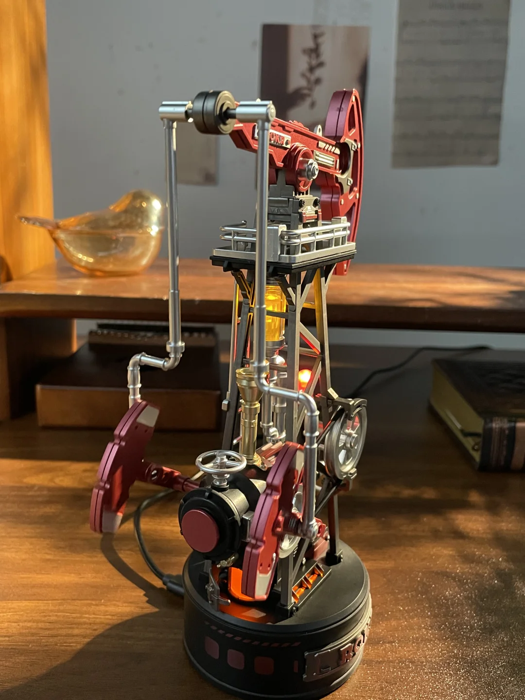 以为是拼模型入了迷 实际上是…