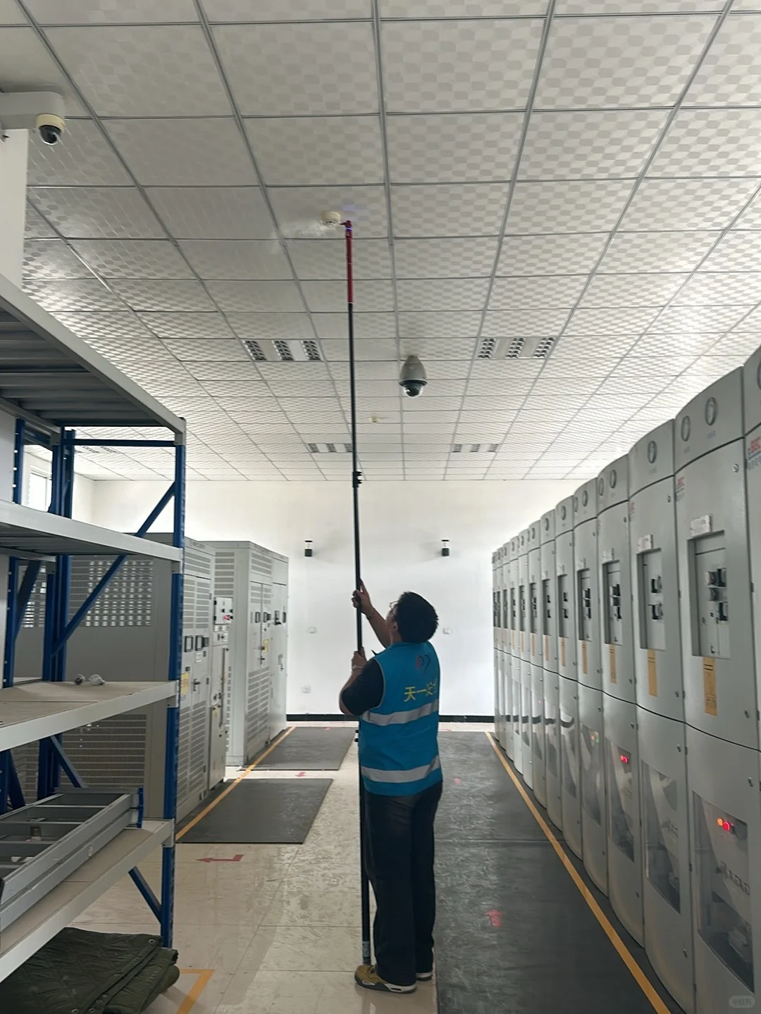 酒店房间里有一闪一闪,大概率是烟感器