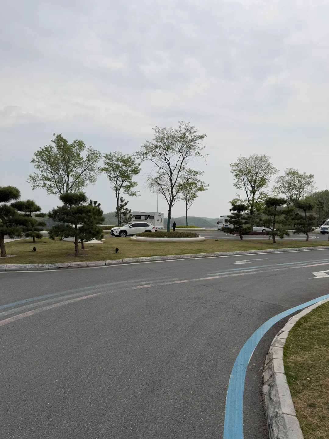 偶然发现能一个露营的服务区，环境优美