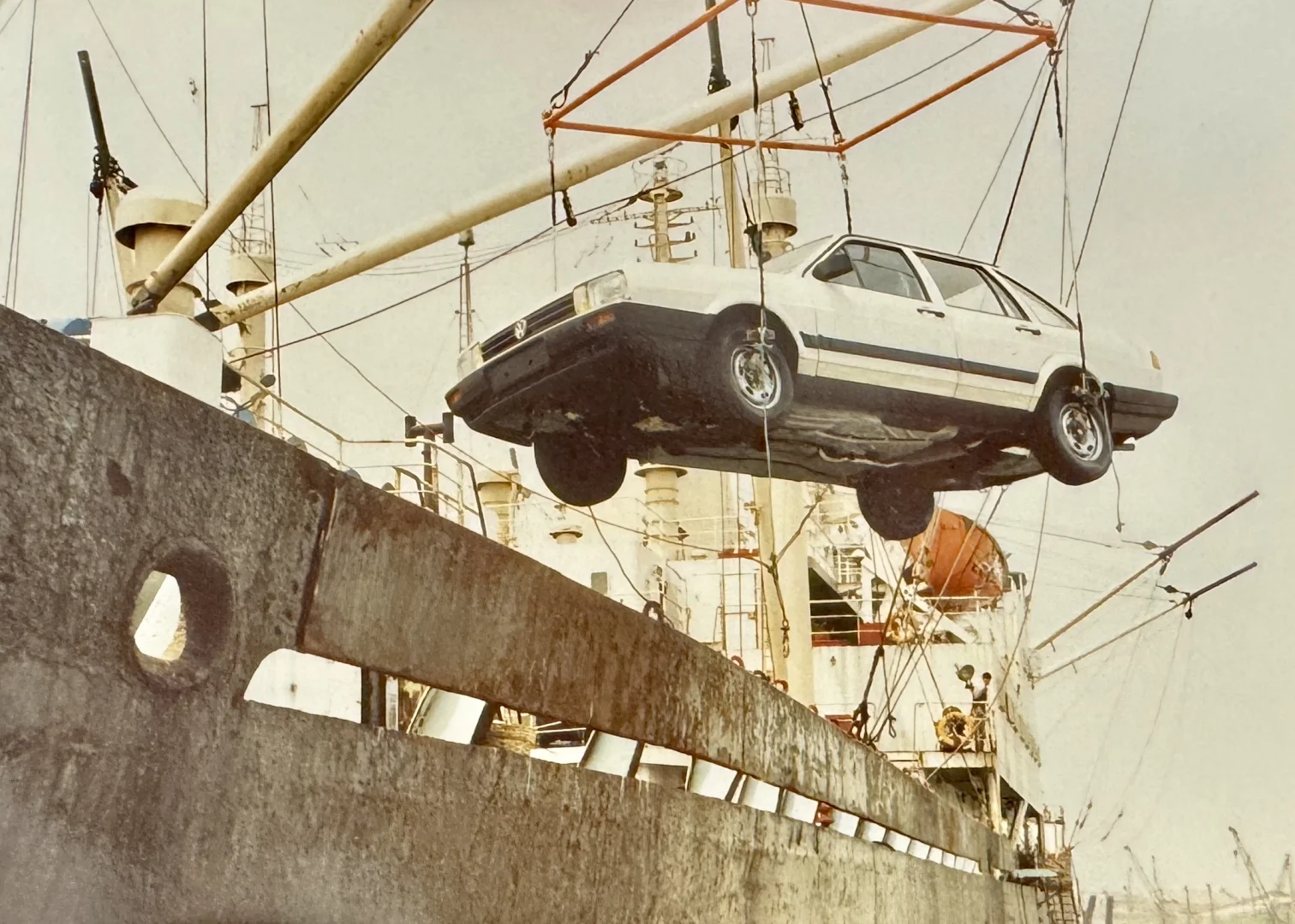 1992年的汽车是通过这种方式运输出海的