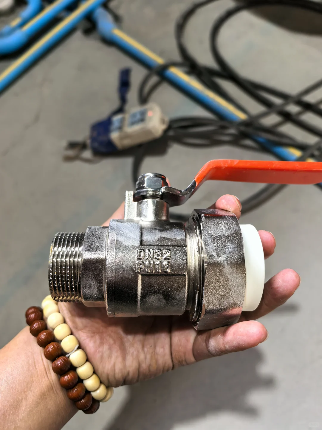 更换伟星大流量分集水器及进回水总阀